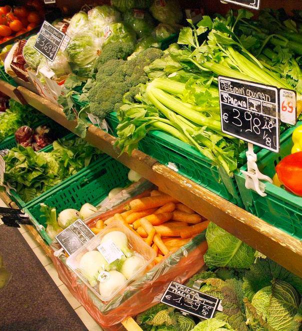 Prezzi in calo ma non per gli alimentari