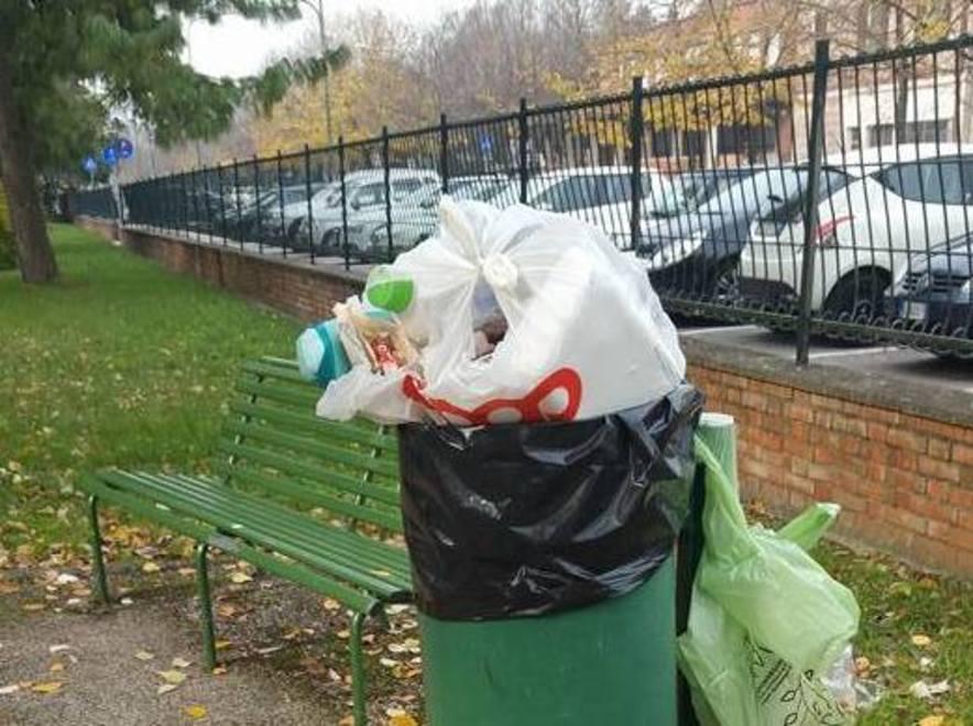 Rifiuti nel parco Curiel «Colpa dei maleducati» 