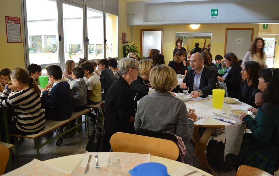 I bambini a tavola con il sindaco 