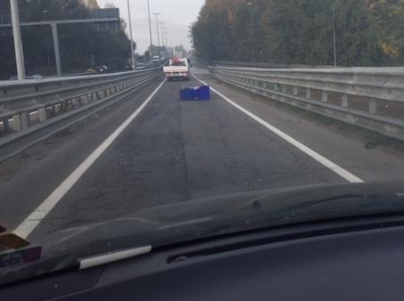 Perde un bidone in mezzo al ponte 