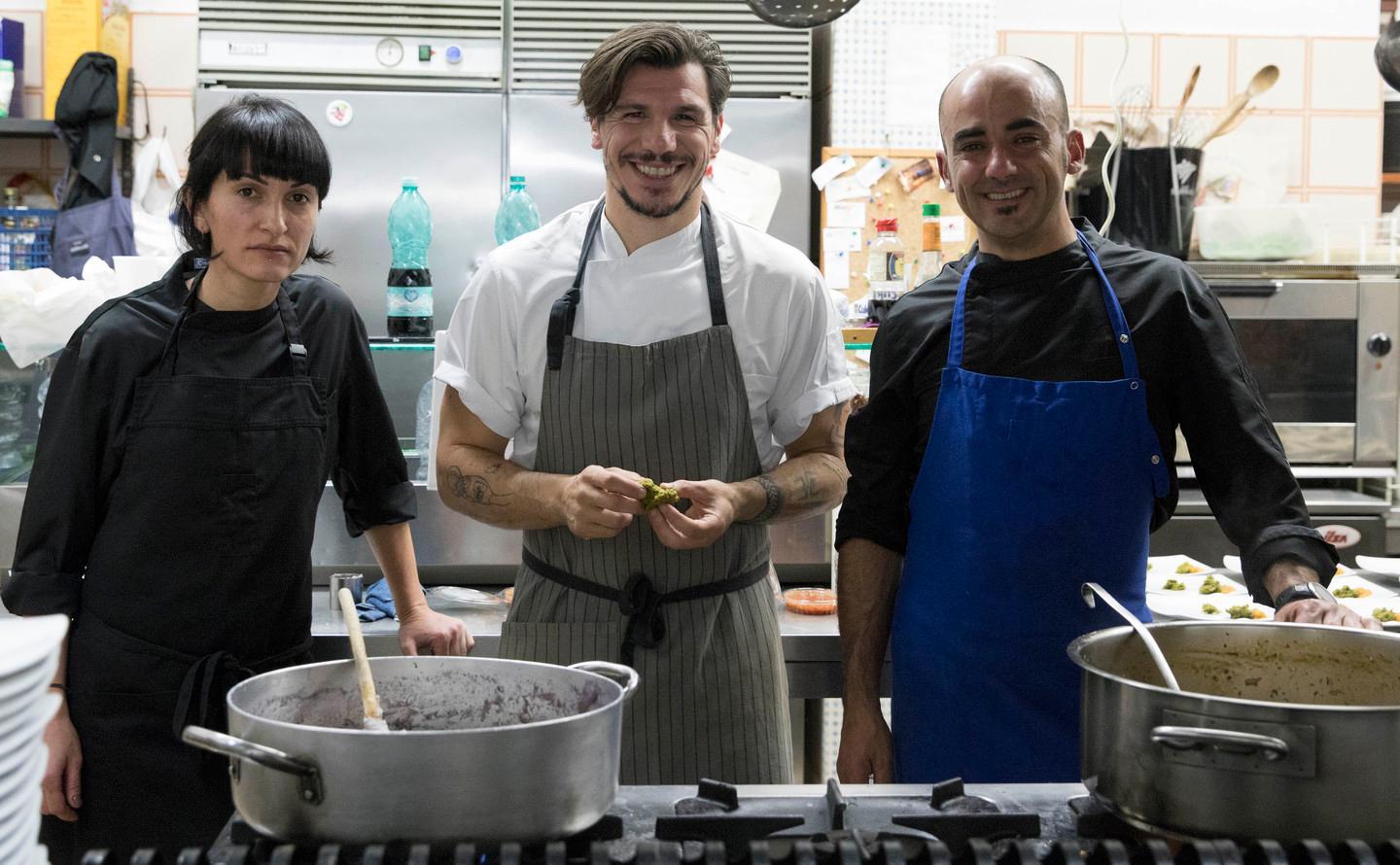 Gianfranco Coizza (al centro nella foto) durante il cooking show al ristorante il Portico a Nuoro