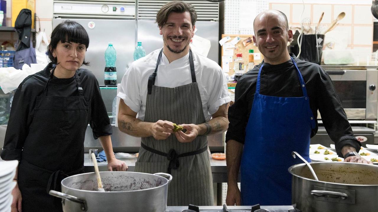 Gianfranco Coizza (al centro nella foto) durante il cooking show al ristorante il Portico a Nuoro