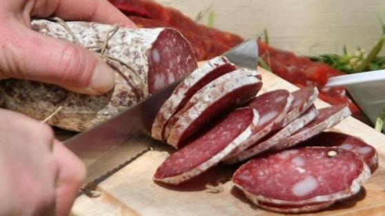 Rubati 11 salami al centro commerciale