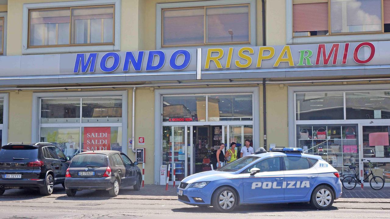 Il negozio di Mondo Risparmio, in via Fermi