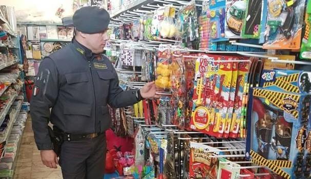 I giocxattoli pericolosi in vendita nel negozi di via del Serraglio