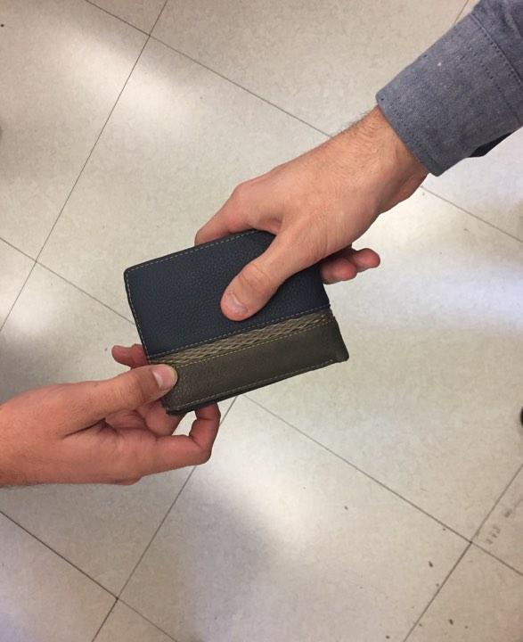Trova un portafogli con oltre mille euro e lo restituisce al proprietario