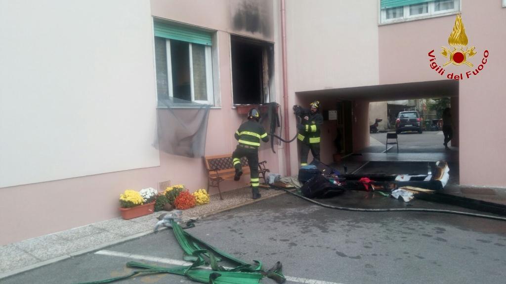 Una immagine dell'intervento dei vigili del fuoco in via Pistoia a Quarrata
