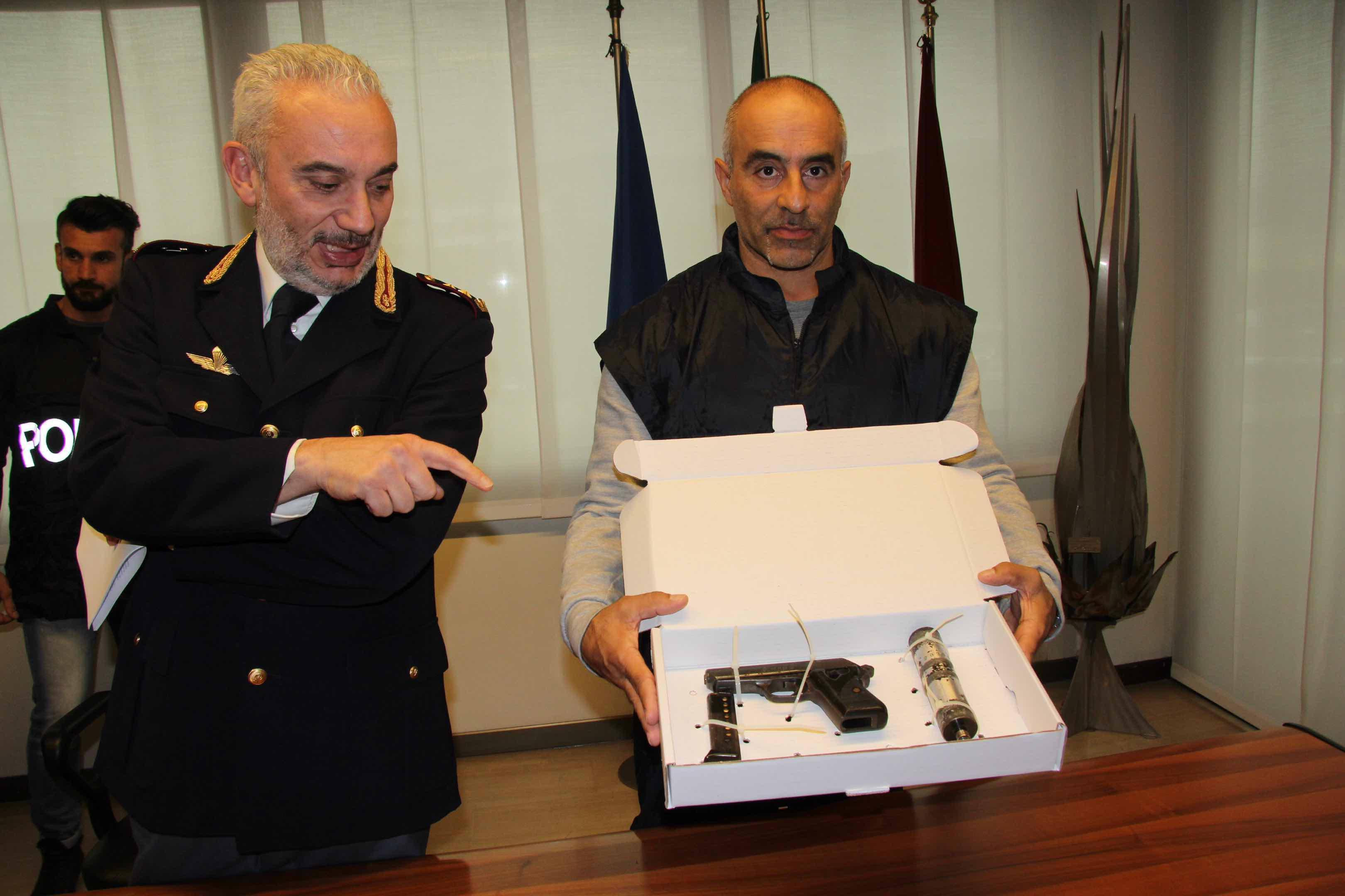 Il dirigente della squadra mobile Francesco Nanucci mostra la pistola sequestrata (foto Batavia)