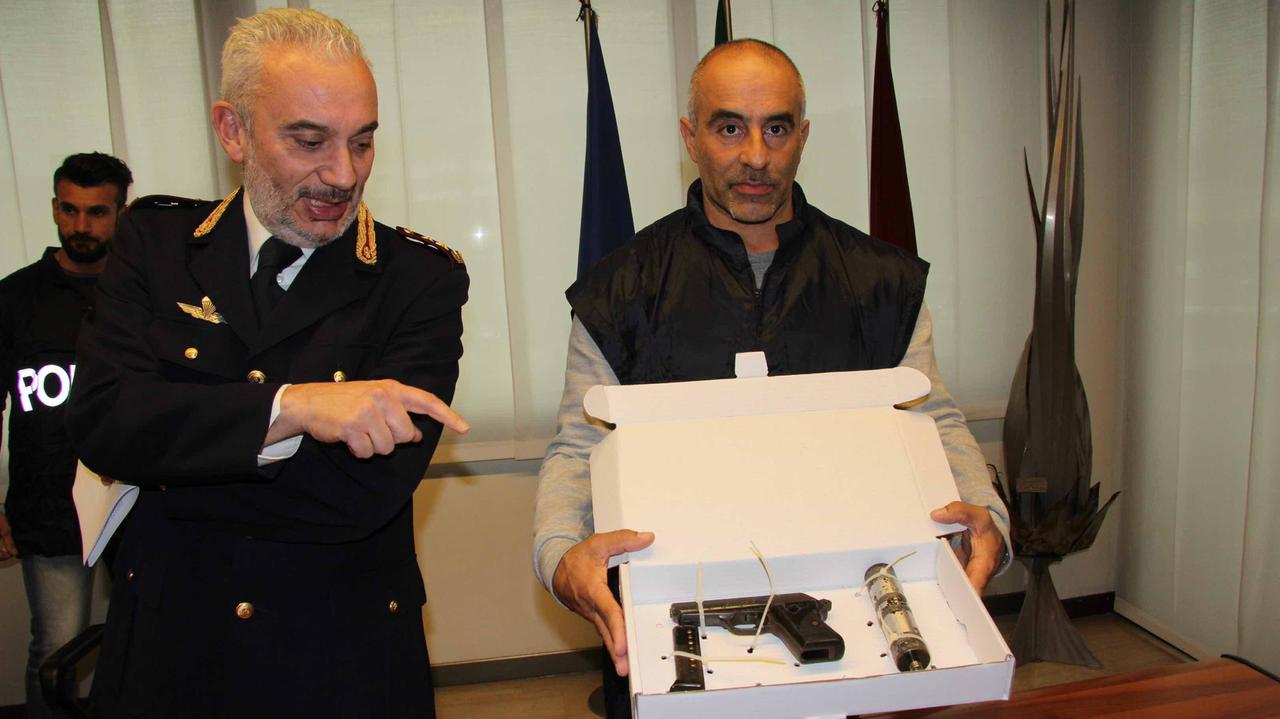 Il dirigente della squadra mobile Francesco Nanucci mostra la pistola sequestrata (foto Batavia)