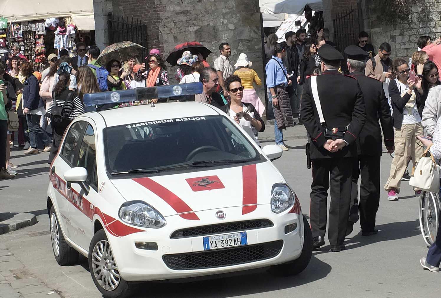 Una pattuglia della polizia municipale vicino piazza dei Miracoli (foto Muzzi)