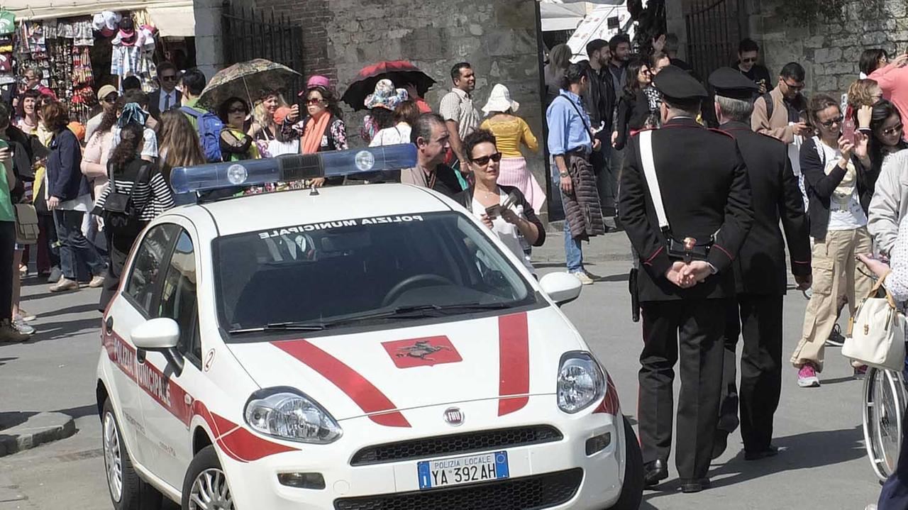 Una pattuglia della polizia municipale vicino piazza dei Miracoli (foto Muzzi)