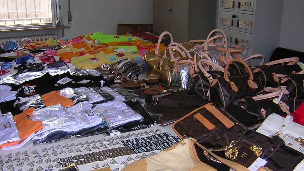 Merce contraffatta sequestrata ai Lidi (foto archivio)