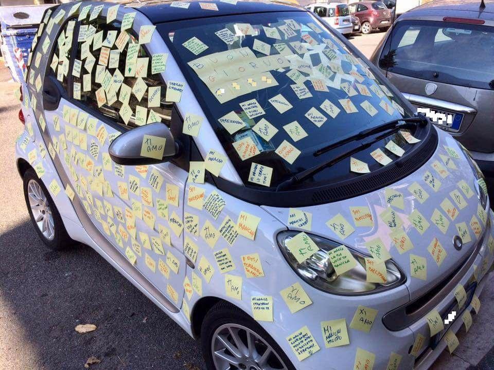 L'auto tappezzata dai post-it parcheggiata in una via di Cagliari