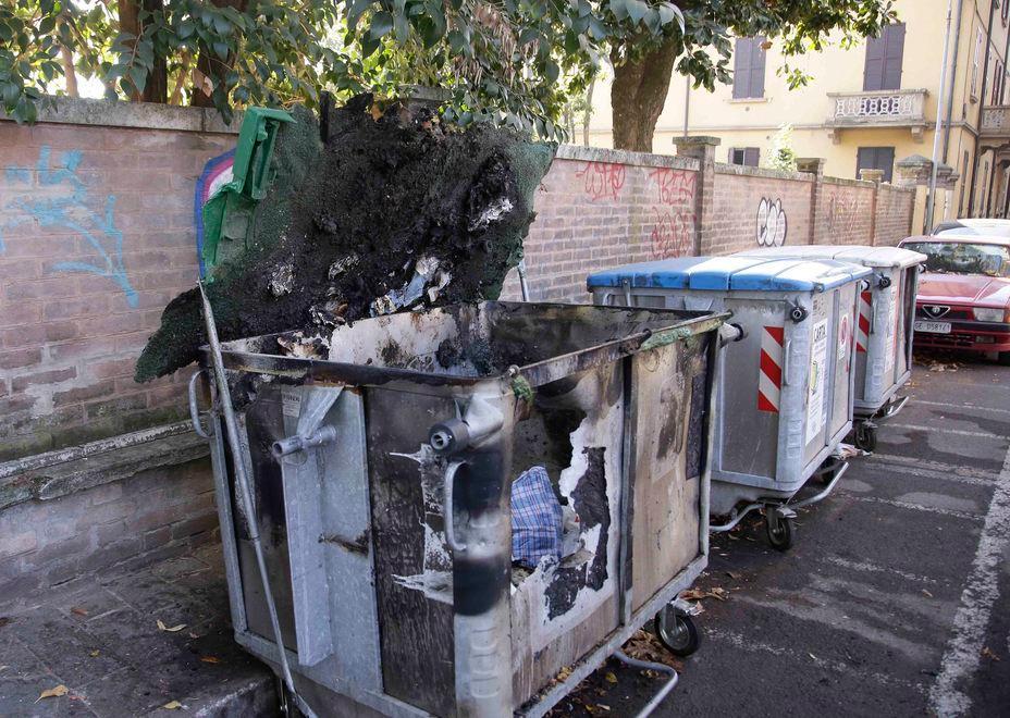 Piccoli piromani in azione, bruciati quattro cassonetti 