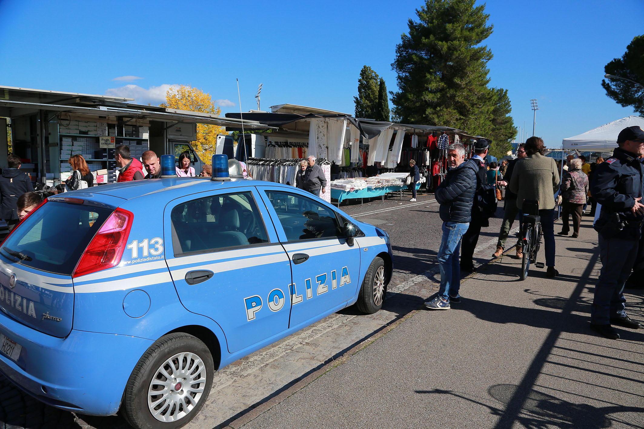 La polizia al mercato di Empoli (foto d'archivio)