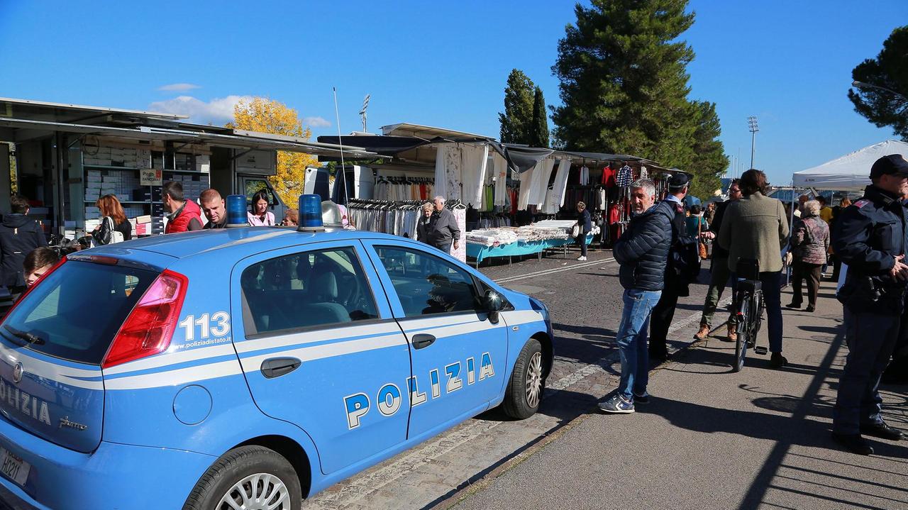 La polizia al mercato di Empoli (foto d'archivio)