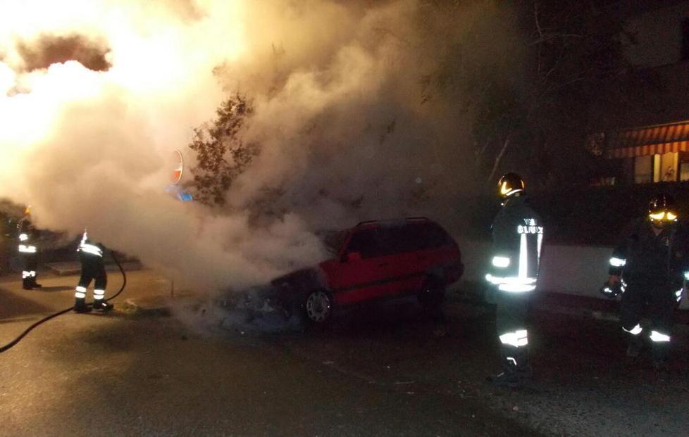 I vigili del fuoco impegnati nelle operazioni di spegnimento dell'incendio dell'auto