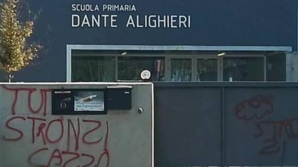 E nella notte imbrattano anche le medie