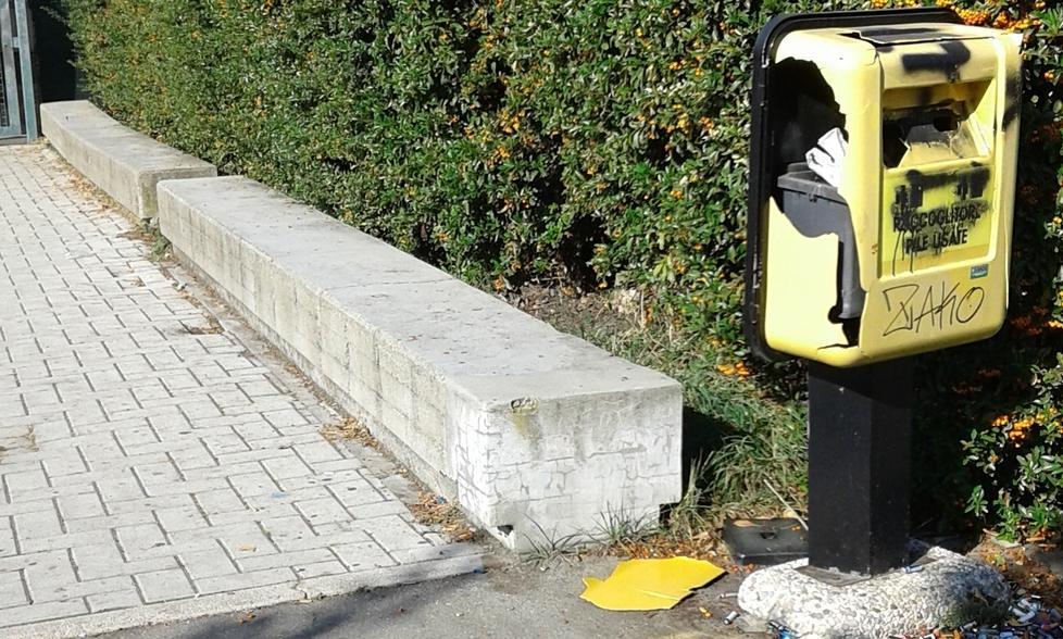 Vandali accaniti col cestino per pile