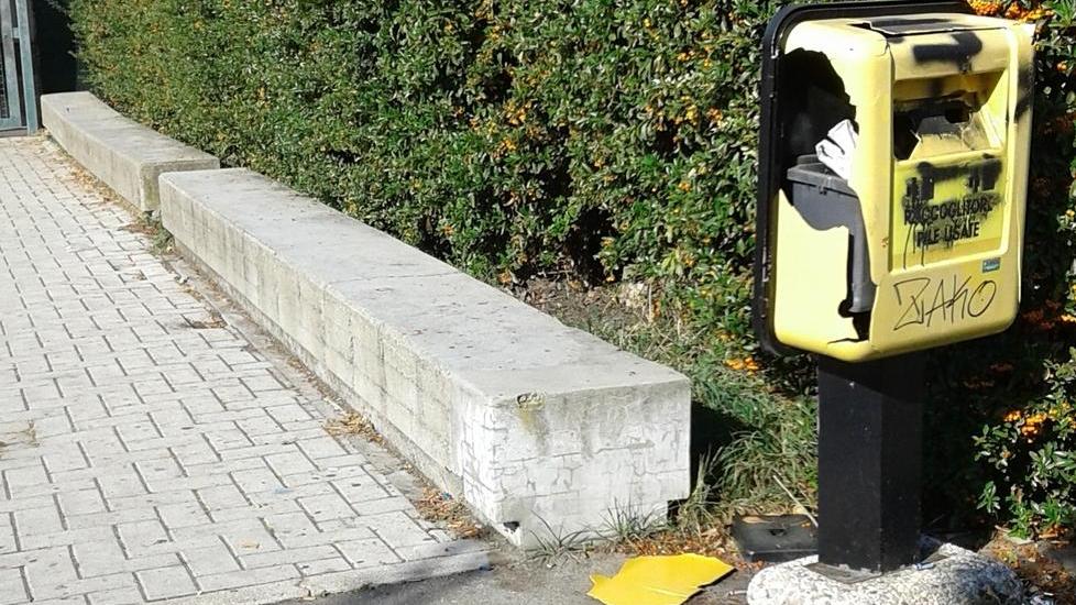 Vandali accaniti col cestino per pile