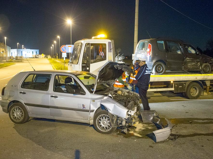 Schianto all’incrocio e l’auto va a fuoco 