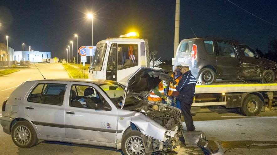 Schianto all’incrocio e l’auto va a fuoco