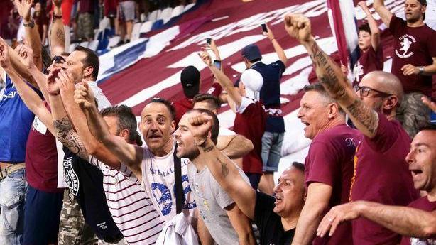 Gli Ultrà in via Agosti irrompono in campo durante l’allenamento