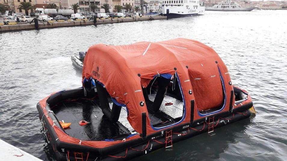 Il traghetto Pace lancia la zattera, ma è un’esercitazione
