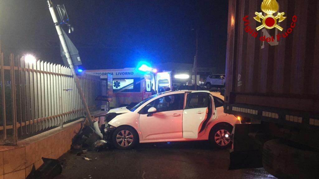 L'auto coinvolta nell'incidente (foto vigili del fuoco)