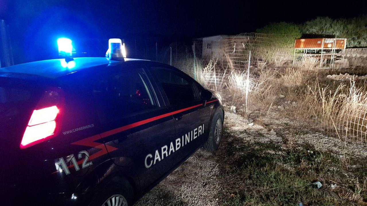 Un'auto dei carabinieri sul posto dove è stata ritrovato il cadavere della donna