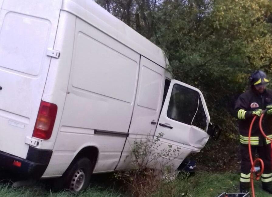 Il furgone coinvolto nell'incidente (foto dei vigili del fuoco)