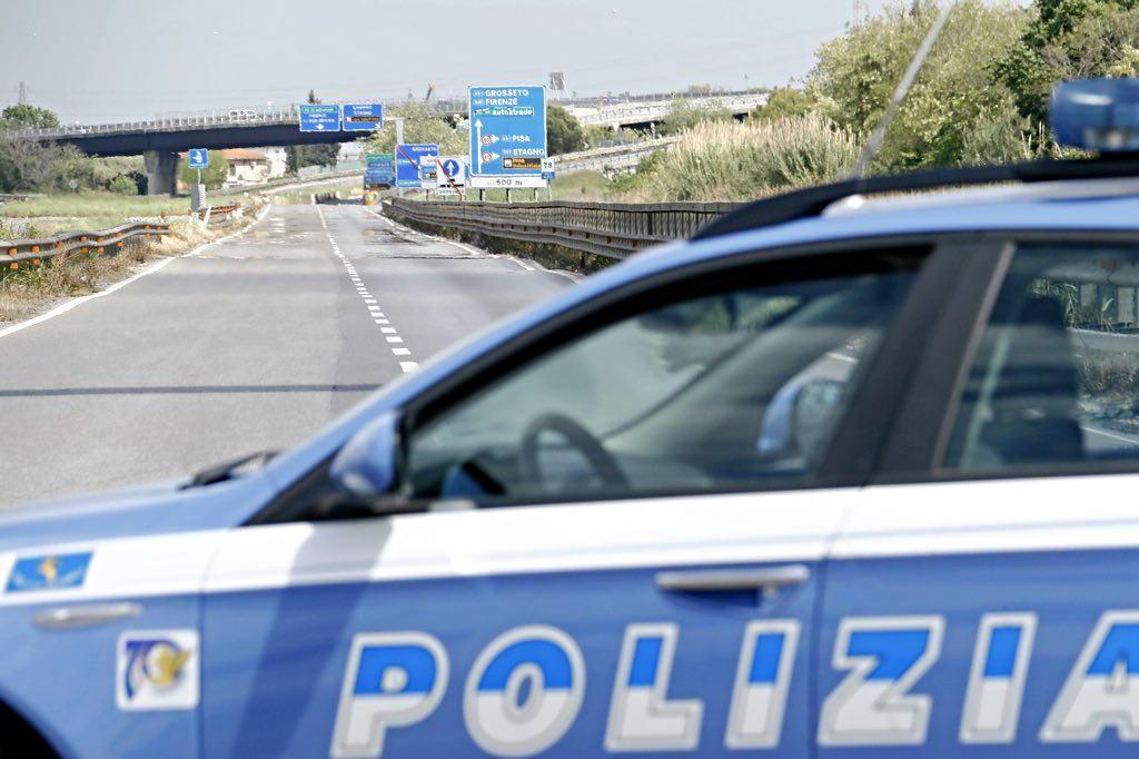 Un'auto della polizia stradale sulla Fi-Pi-Li (foto d'archivio)