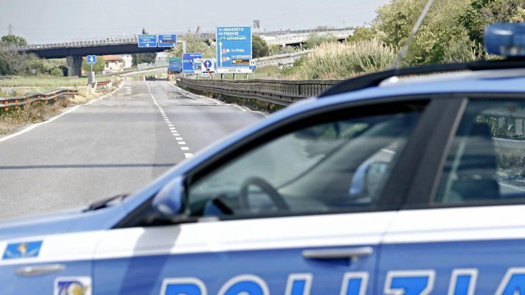 Un'auto della polizia stradale sulla Fi-Pi-Li (foto d'archivio)