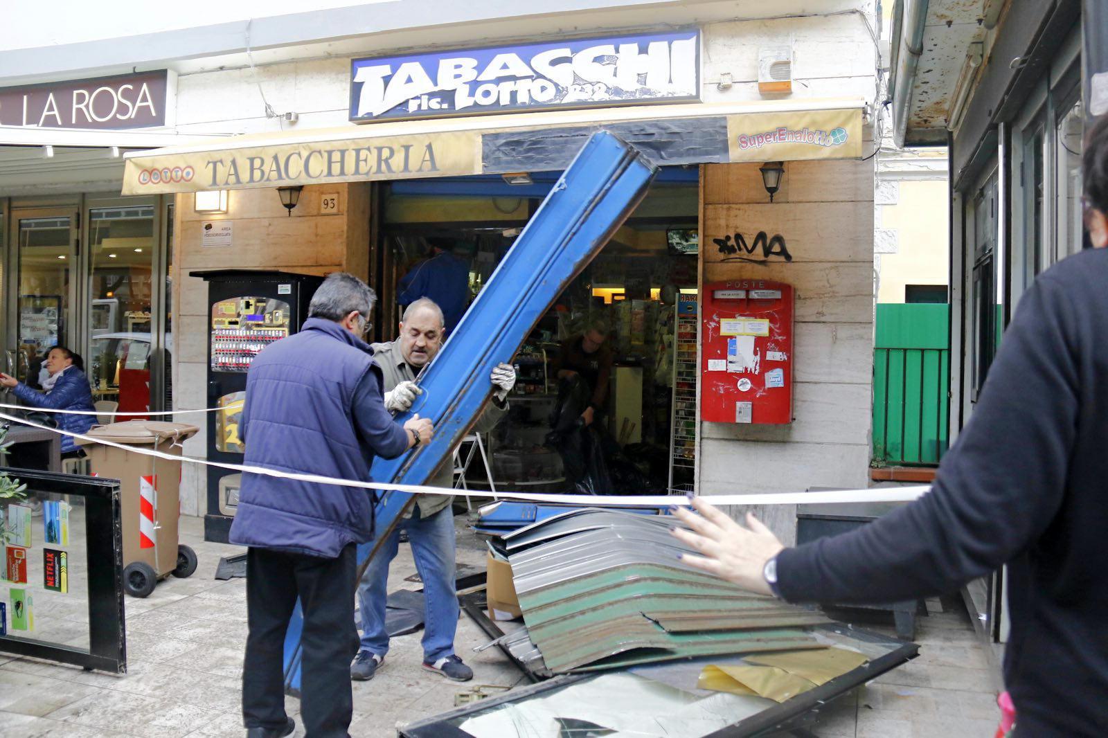 La tabaccheria de La Rosa dove è avvenuto il furto (Marzi/Pentafoto)