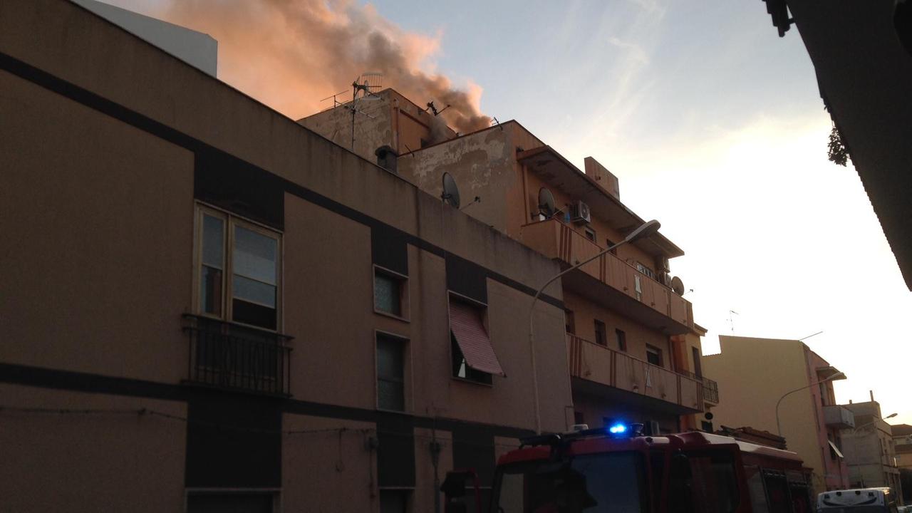 L'incendio in via Tiziano a Porto Torres