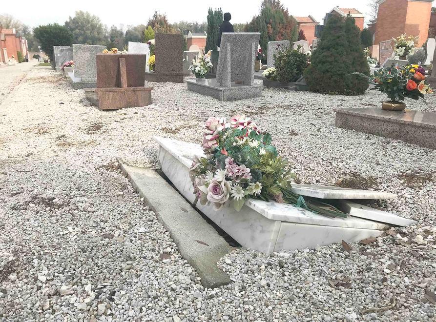 Le tombe sprofondano nella Certosa 