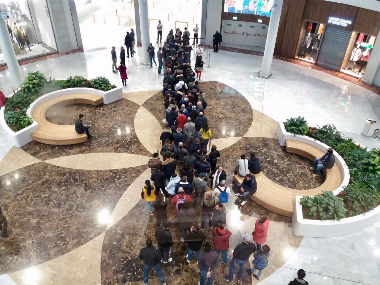 La fila al Centro I Gigli