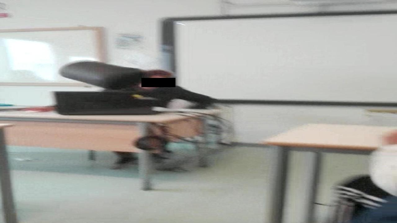 Mirandola, il ragazzo del cestino: «Non volevo colpire la prof Mi scuso, ma qui fanno caos tutti»