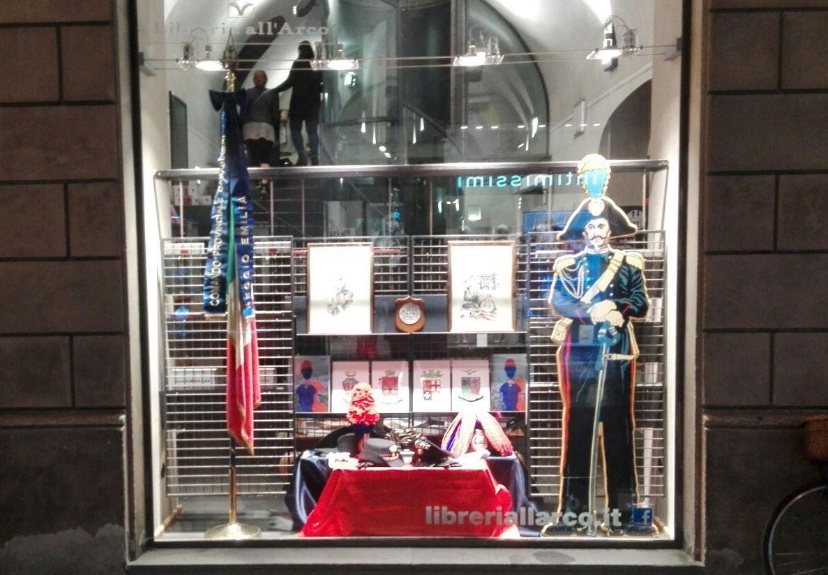 Festa delle Forze Armate: i carabinieri in vetrina alla libreria all'Arco