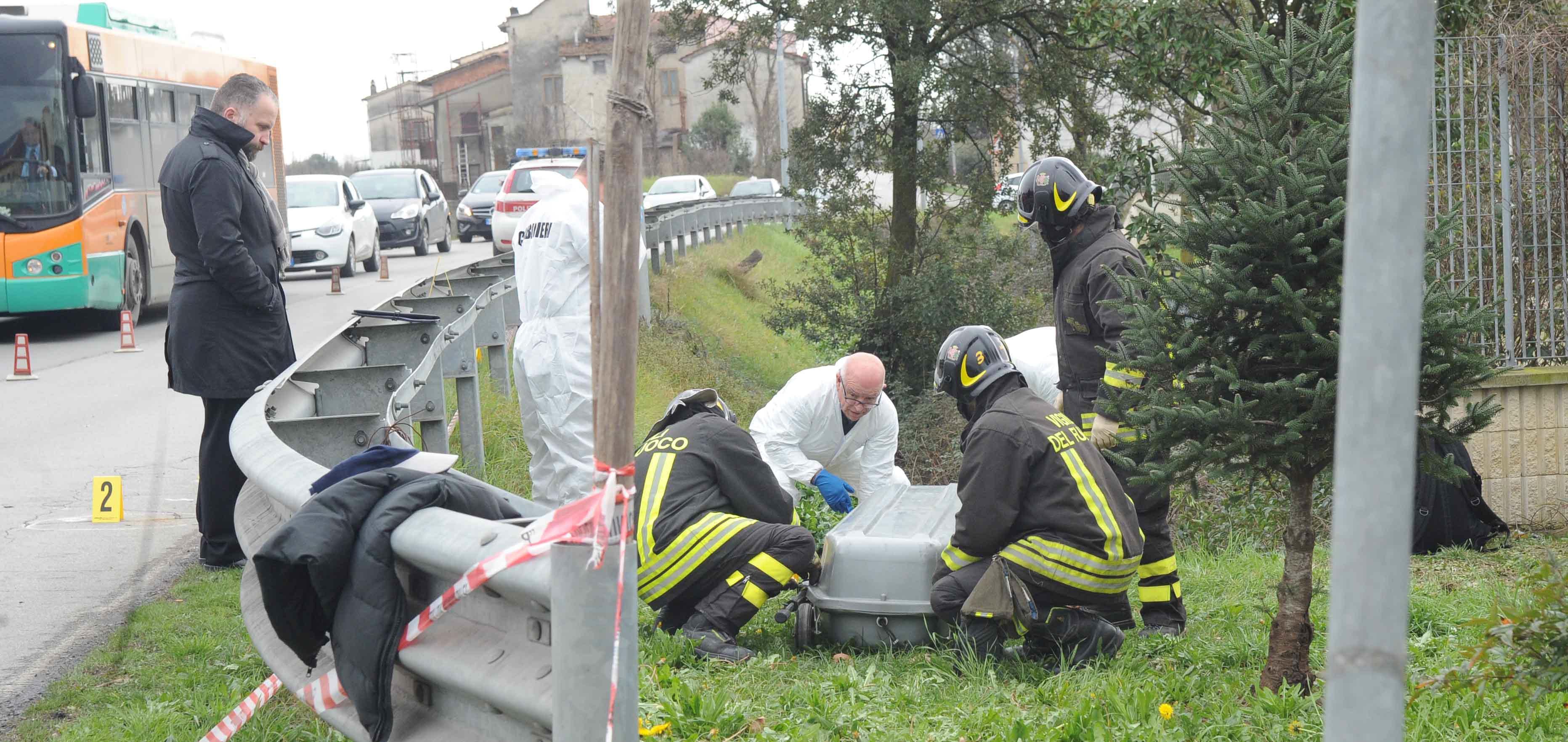 La rimozione della salma dal fosso sulla Vecchia Pratese