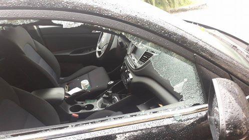 Il finestrino dell'auto mandato in frantumi dal ladro