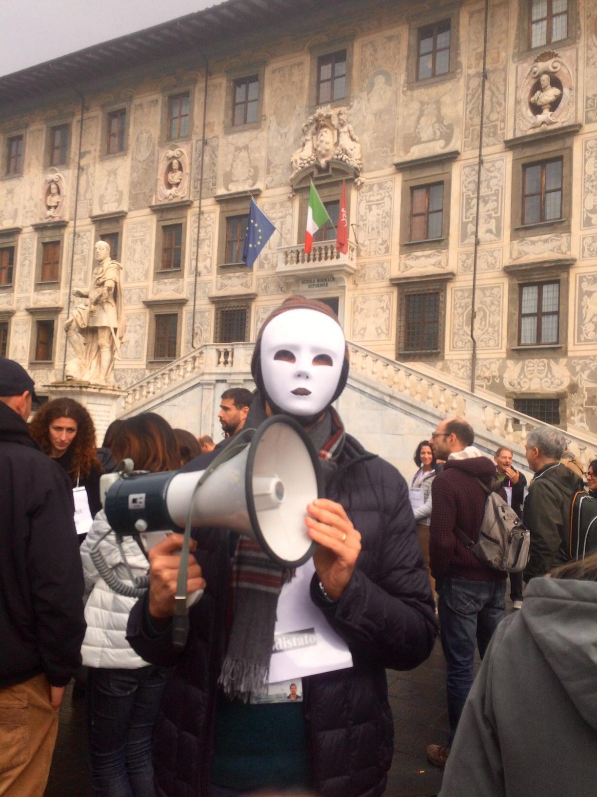 I precari del Cnr sfilano sotto la Torre: "La ricerca è morta, noi sfruttati di Stato"