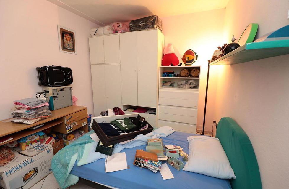 Una stanza messa a soqquadro dai ladri (Foto Agenzia Carlo Sestini) 