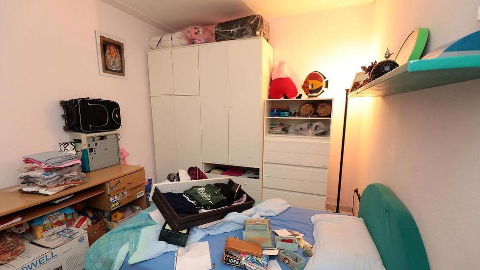 Una stanza messa a soqquadro dai ladri (Foto Agenzia Carlo Sestini)