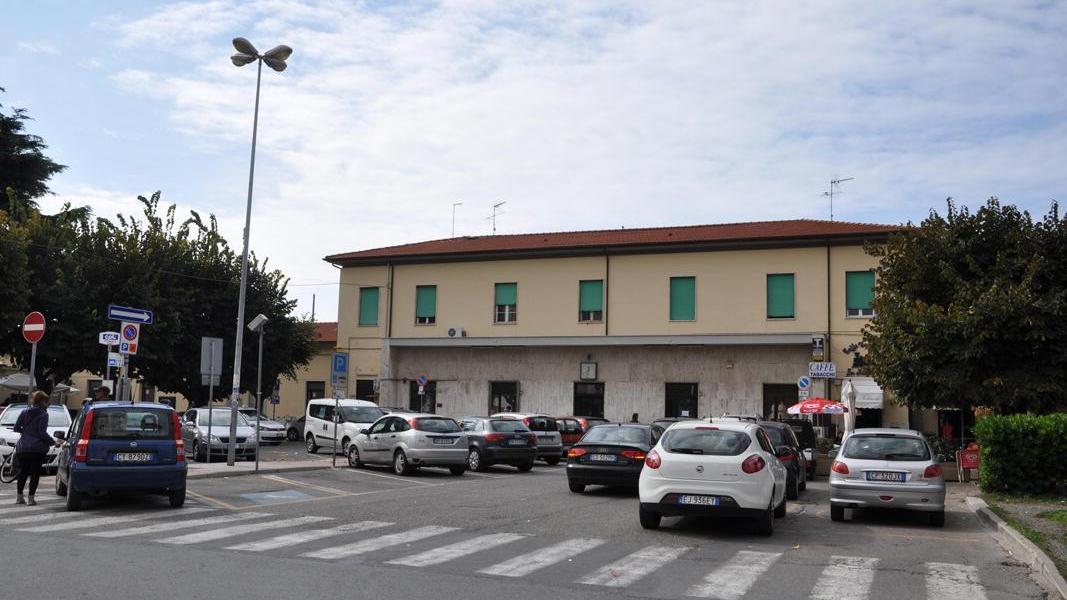 Una veduta della piazza della Stazione a Cecina (foto Michele Falorni/Silvi)
