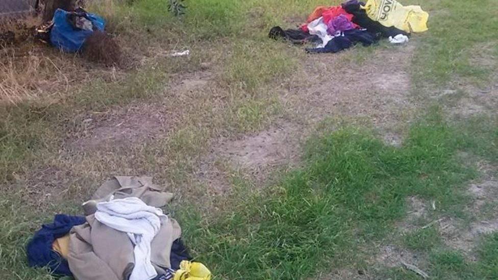 Indumenti usati gettati nei giardini «Una cosa incivile»
