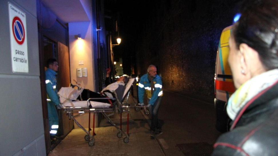 È stata una pietra a ferire al volto la donna