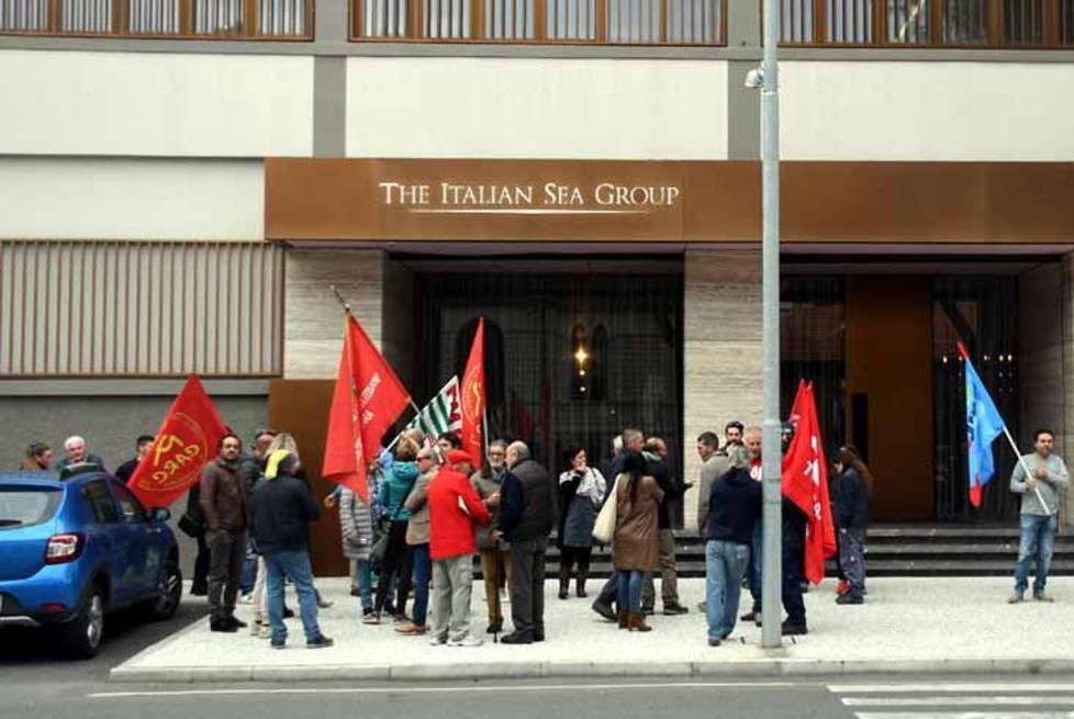 Nca, gli operai stamani sono di nuovo in strada