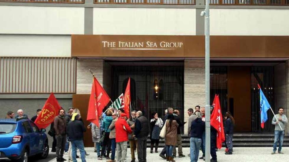 Nca, gli operai stamani sono di nuovo in strada