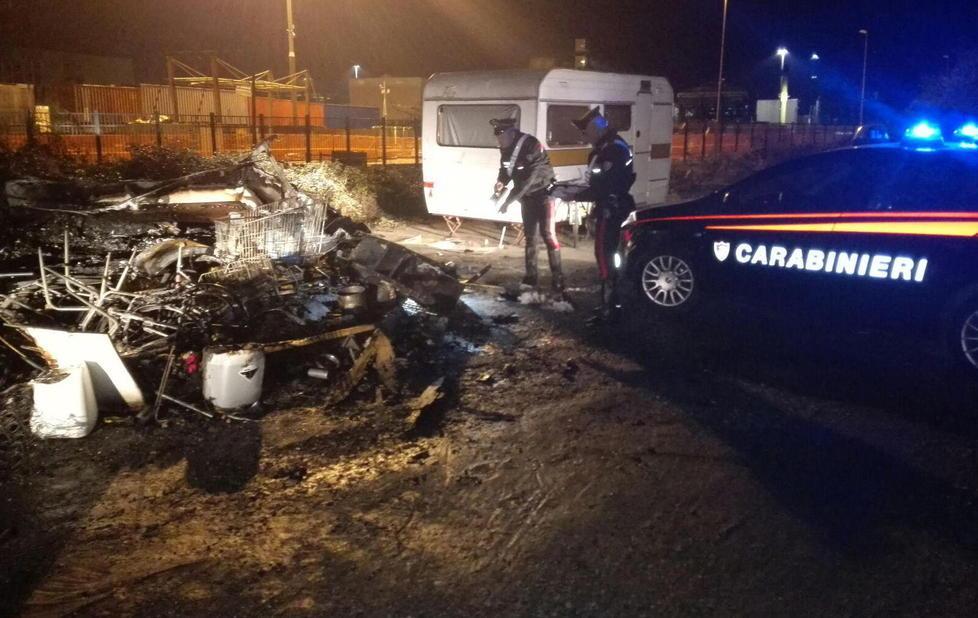 Roulotte a fuoco, paura in viale delle Pinete 